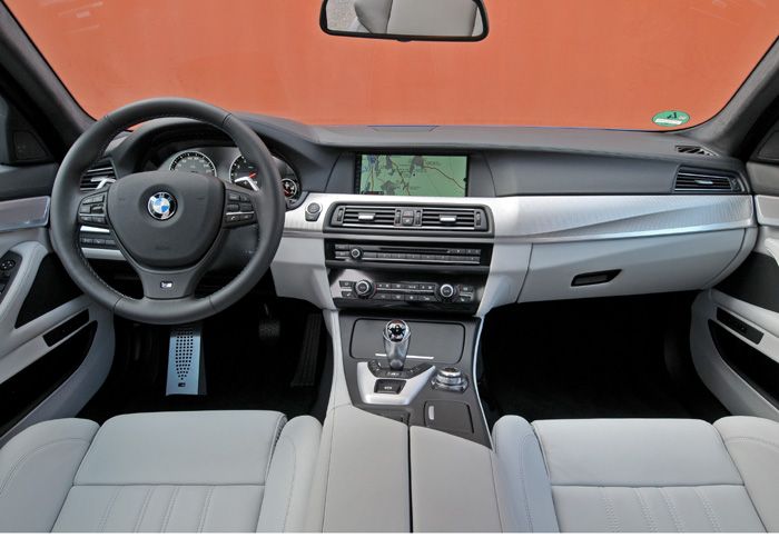 Πολυτέλεια και σπορτίφ στοιχεία συνδυάζονται άψογα στο αψεγάδιαστο εσωτερικό της νέας BMW M5.